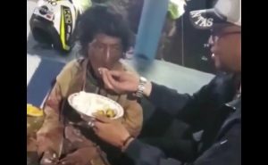 Brigpol Ahmad Hidayat Suapi Waniita Gangguan Jiwa, Dapat Apresiasi Pimpinan