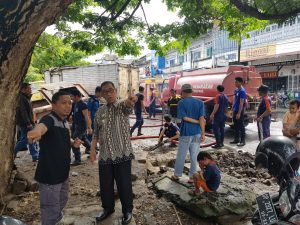 Jumat Peduli, Wawali Parepare Imbau Drainase Dikeruk