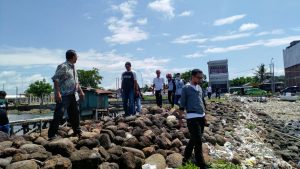 DLH Parepare : Bau dan Rembesan Minyak Solar Masih Mencemari Laut Cempae