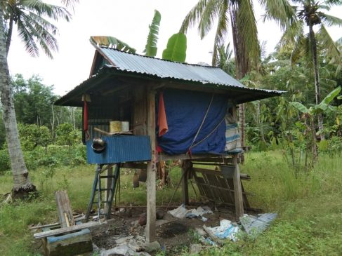 Butuh Ulurantangan, La Jide Hidup di Rumah Panggung Sempit Berdinding Terpal