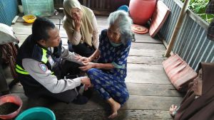 Kunjungi Nenek Lumpuh Dan Buta, Babhinkamtibmas Gandeng Petugas Kesehatan
