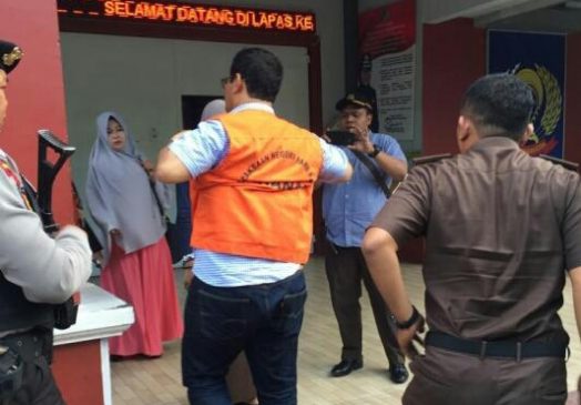 Diserahkan ke Lapas Makassar, Amran Ambar Tiba Jam 10.00 Lewat