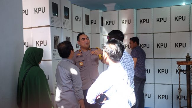 Kapolres Pimpin  Pengawalan surat suara di gudang Logistik
