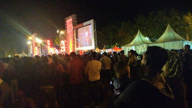 Anak Dibawah Umur “Bebas” Nonton Konser Musik SoundSations di Parepare