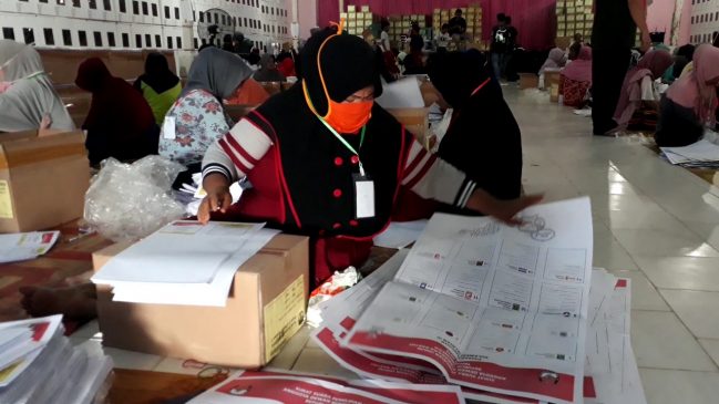 Akibat Rembesan Tinta dan Robek, Ribuan Surat Suara di KPU Rusak