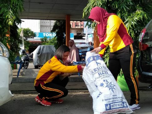 Peringati HPSN Polisi dan Bhayangkari Punguti Sampah di Terminal