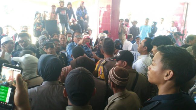 Kembali, Puluhan Warga Unjuk Rasa, Ini Tuntutannya