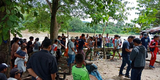 Hanyut di Sungai Enrekang, Jenasah Anak Ditemukan Dibawah Perahu