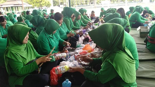 Manfaatkan Sampah Plastik, Istri TNI Hasilkan Karya Seni Dari Ecobrick