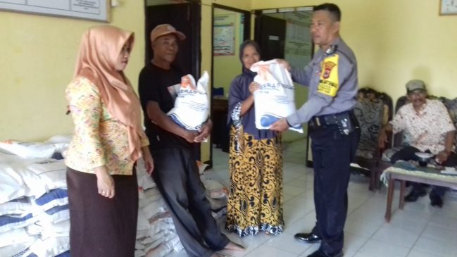 Bhabinkamtibmas Polsek Balocci, Pantau Penyaluran Rastra
