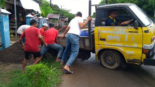 Temui Mobil Terperosok, Polisi Yang Patroli Turut Membantu