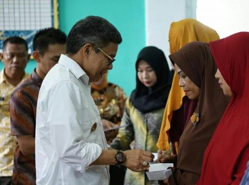 Serahkan Insentif Kader Posyandu Triwulan I, Ini Pesan Taufan