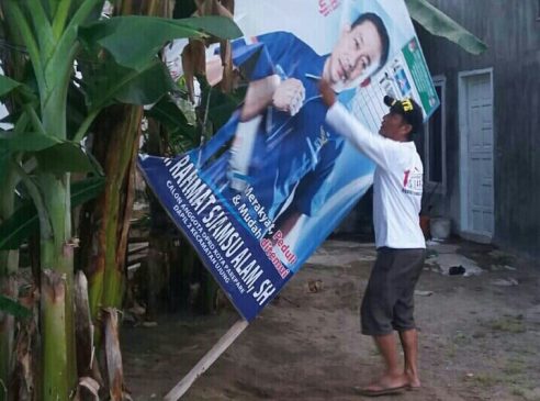 Caleg Partai Demokrat Turunkan Sendiri Alat Peraga Kampanyenya