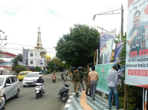 Satpol PP Dukung Bawaslu Bersihkan APK di Parepare