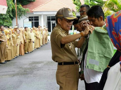 Sematkan Rompi Linmas dan ID Card Pemantau TPS, Ini Pesan Taufan