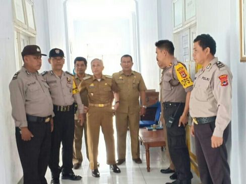 Kapolsek Balocci Dampingi Wakil Bupati Pantau Logistik KPU di Tingkat PPK