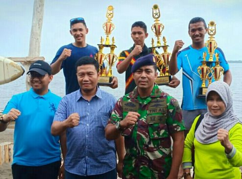 Ketua PODSI Parepare Menutup Lomba Perahu Naga Dan Menyerahkan Trophy Pemenang