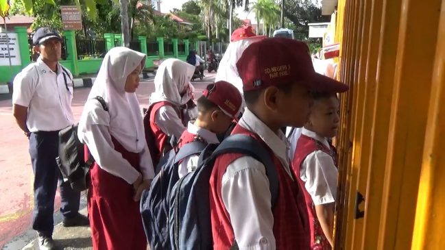 SD Negeri, Hukum Puluhan Murid Upacara di Luar Pagar Karena Terlambat