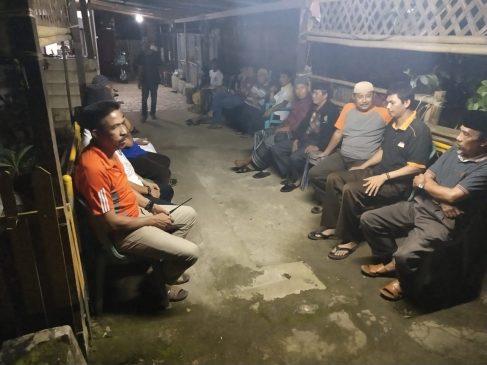Empati Kepada Warganya Yang Berduka, Kapolsek bersama Bhabinkamtibmas Melayat Ke Rumah Duka