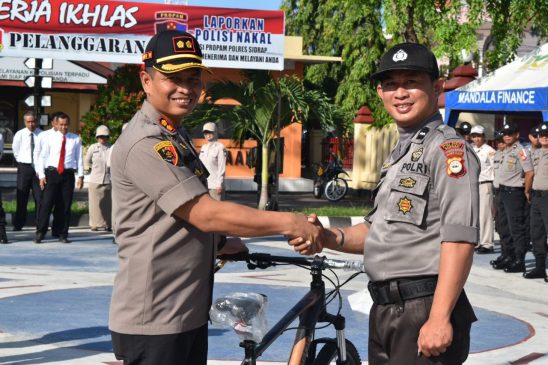Empat Personil Polres Sidrap Terima Berprestasi Reward Kapolres
