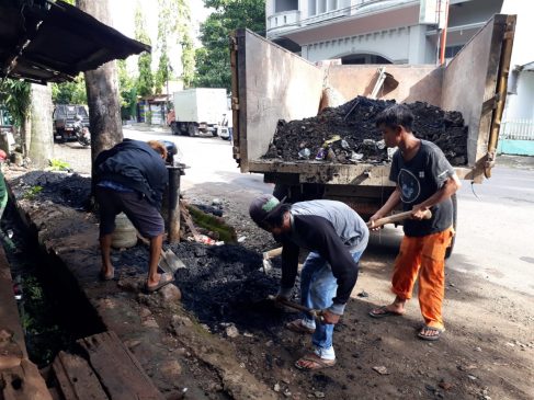 Cegah Penyumbatan, DLH Parepare Rutin Mengeruk Selokan