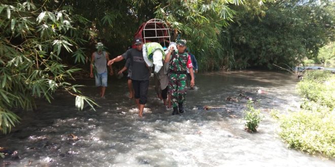 Sibuk PAM TPS Serka Suyuti, Sempatkan Bantu Usung Keranda Mayat Warga Meninggal