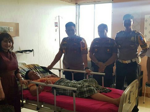 Peduli Anggotanya, Kapolres Sidrap Jenguk Bawahanya Yang Sakit