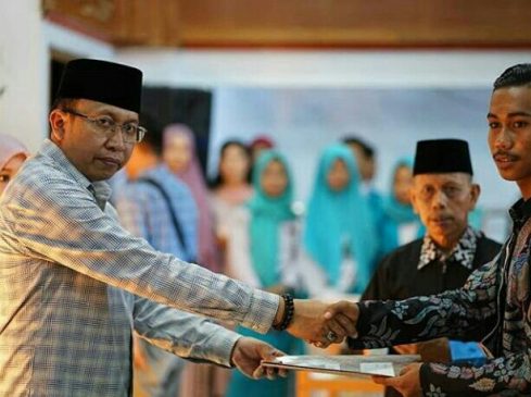 Hadiri Lulusan Anak Didik SMK Farmasi Yasari, Ini Pesan Iwan Asaad