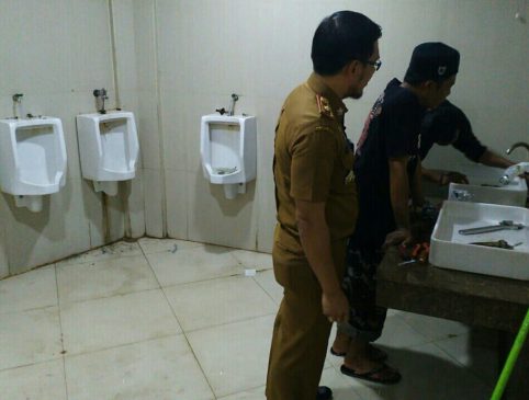 DKOP Benahi Toilet Mewah di Lapangan Andi Makkasau