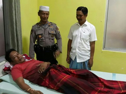 Peduli, Kapolsek Tellu Limpoe Besuk Anggotanya yang Sakit