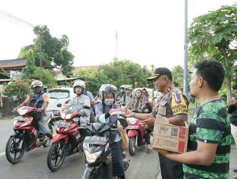 Polsek Soreang Bagi-bagi Takjil Gratis keadaan pengendara