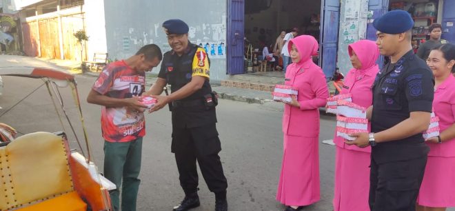 Personil Brimob di Parepare Bagi Takjil