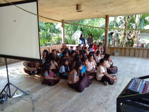 Peringati Hardiknas, Aktifis Relawan Millenial Motifasi ke Anak anak Suku Da,a