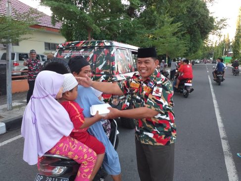 LMP Parepare Bagikan Nasi Kotak Di Jalan Selama Ramadhan