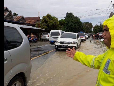 Macet Karena Banjir, Diperparah Arus Balik