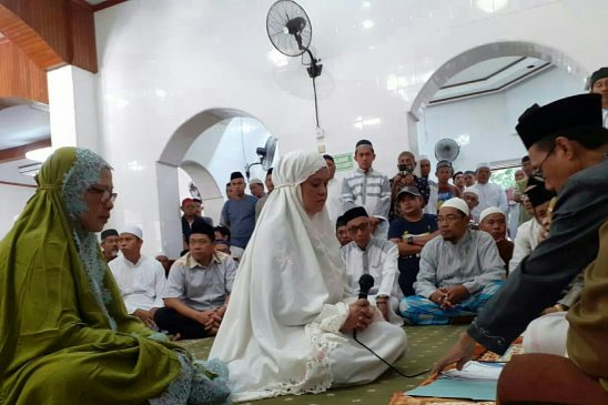 Esti Daud Karangan Resmi Memeluk Agama Islam