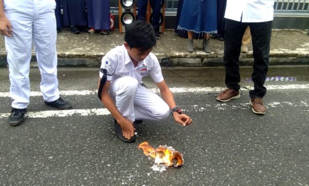 Protes Sistem Zonasi di Nunukan Seorang Siswa Membakar SKHU