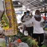 Awali Gerakan 5.000 Masker, Bupati Laura Bagikan Masker ke Pasar – Pasar