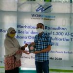 WOM Finance Berbagi 50 Al-Quran di Pondok Pesantren Al Badar