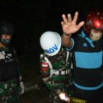 Satgas Pamtas Yonif 623/BWU Melakukan Pengamanan Malam Takbir Dengan Sweeping Kendaraan