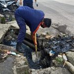 Cegah Luapan di Musim Hujan , Damkar Parepare Lakukan Pembersihan Saluran Air