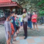 Bhabinkamtibmas Polsek Minasatene Berbagi Masker Kepenjung Wisata Alam Leang Lonrong