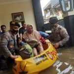 Wujud Negara Hadir, Personel TNI-Polri Dikerahkan Bantu Korban Banjir
