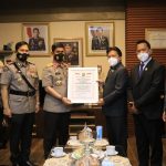 Lembaga Kajian Strategis Kepolisian Indonesia (LEMKAPI) memberikan penghargaan Trust Award kepada Polda Sulsel