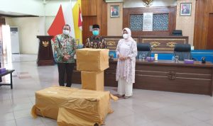 Bertandang ke Parepare, Anggota DPR RI Hasnah Syam Serahkan Bantuan Alkes