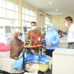 Hari Ginjal Sedunia, RS Andi Makkasau Bagi Cinderamata Kepada Pasien