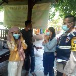 Bhabinkamtibmas Polsek Minasatene Bersama Pemdes Panaikang, Berbagi Masker Ke Pengunjung Wisata Alam