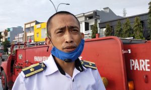 Antisipasi Banjir, Damkar Parepare Semprot Saluran Air yang Tersumbat Akibat Sampah dan Pasir