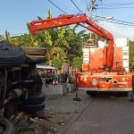Damkar Parepare Evakuasi Truk Terguling Timpa Rumah Warga