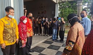 Camat Dua Pitue Dampingi Anak Korban Angin Kencang Sidrap Terima Bantuan Menteri Sosial